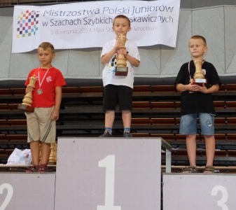 Zwycięzcy MPJ w szachach szybkich w grupie C08: 1. Bartosz Fiszer (UKS SP 321 Warszawa-Bemowo), 2. Konrad Łyszczarz, 3. Krzysztof Matela